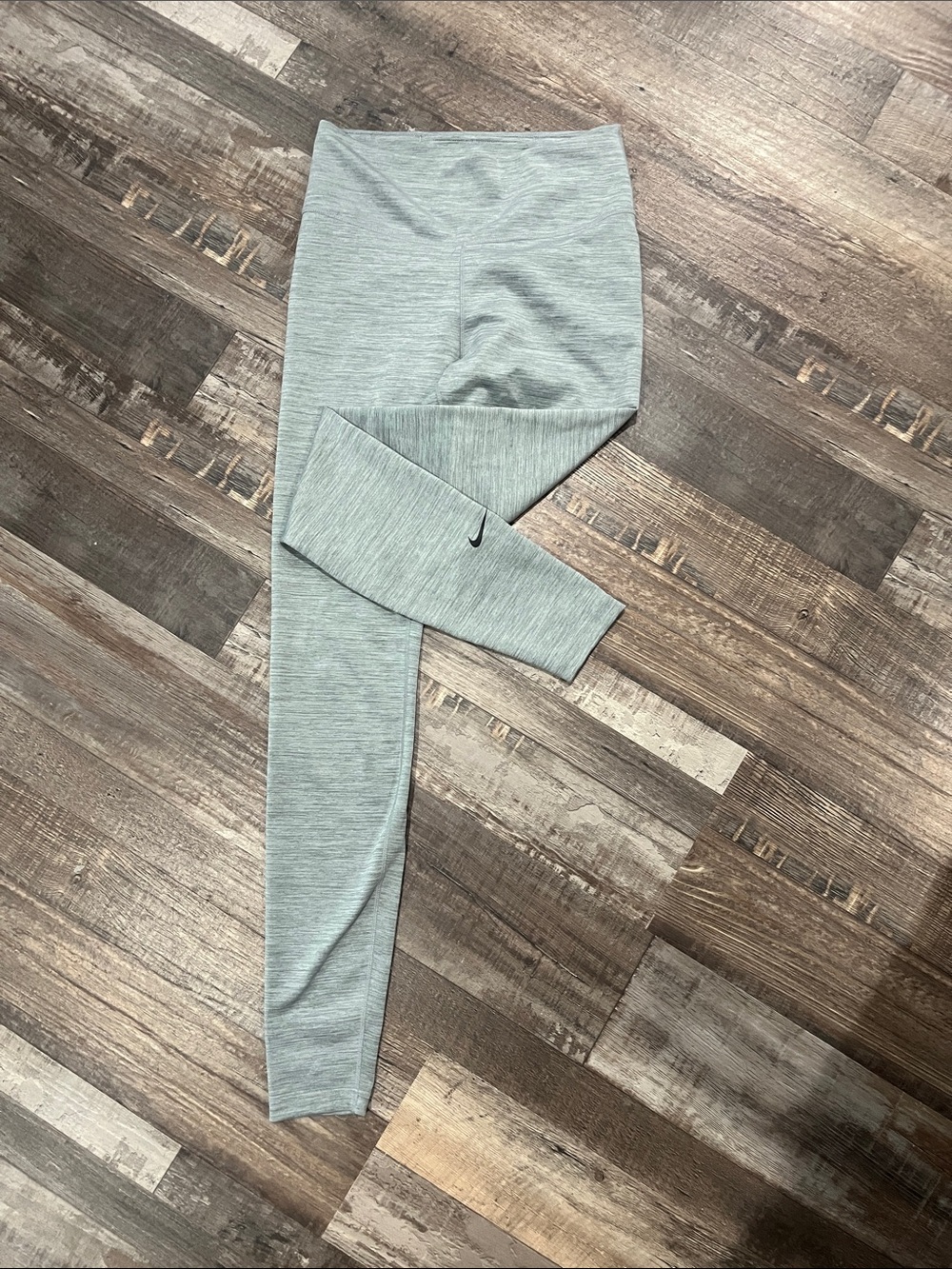 Nike Women’s Heather Light Gray High-Rise Leggings